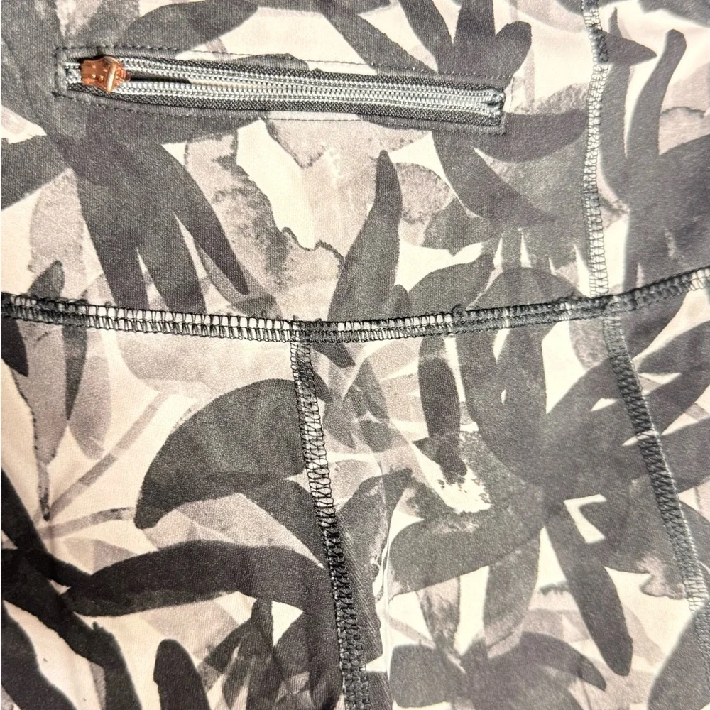 Lou & Grey FORM Printed Leggings XS Black White - Picture 3 of 8